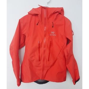 Arc'teryx Alpha SV in Ephemera (Orange/Red) size US M (Women's)